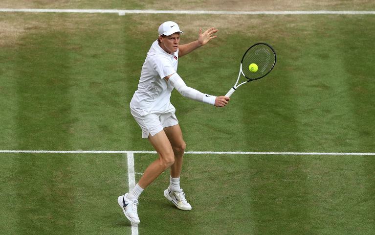Jannik Sinner in azione sull'erba (Getty Images)