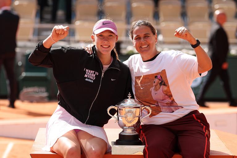 Mirra Andreeva e coach Conchita Martinez con il trofeo del Roland Garros 2026 (foto Getty Images)