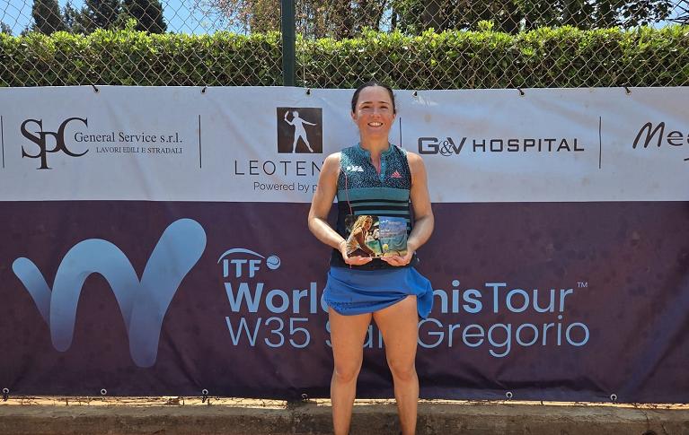 La brasiliana Gabriela Ce con il trofeo vinto a San Gregorio di Catania 2