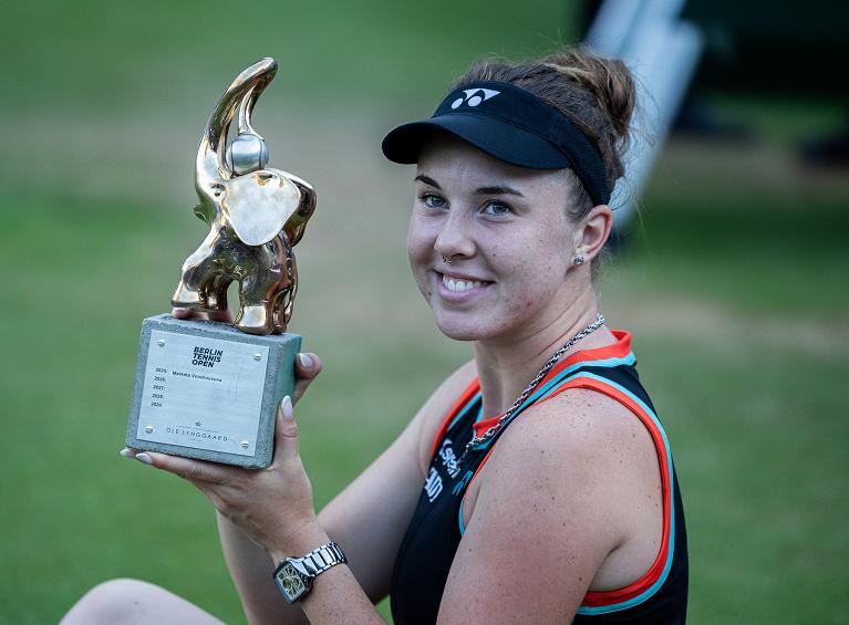 Linda Noskova con il trofeo di Berlino 2026 (foto Getty Images)