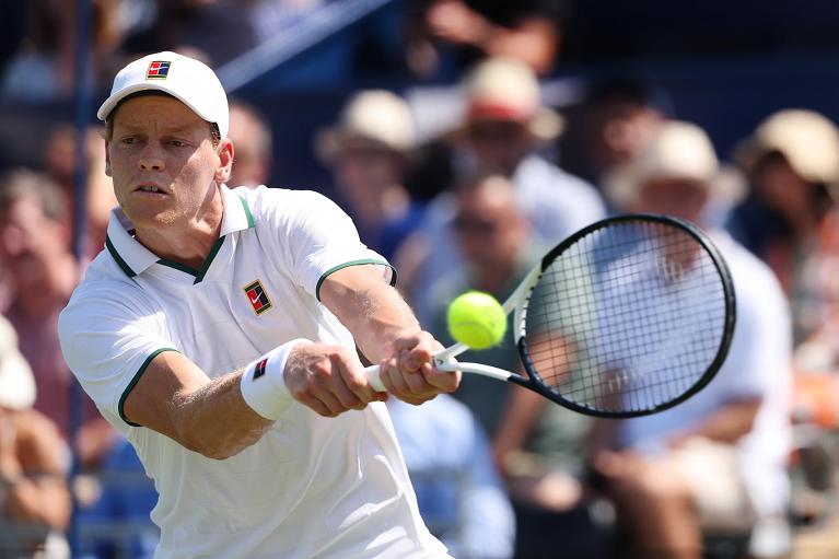 Jannik Sinner in azione col rovescio al Giorgio Armani Tennis Classic (Getty Images)