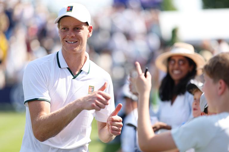 Il sorriso di Jannik Sinner al Giorgio Armani Tennis Classic (Getty Images)