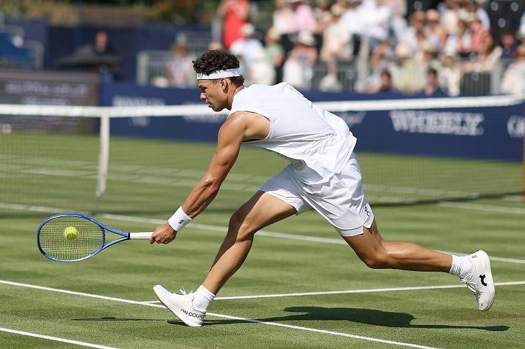 Ben Shelton in azione sull'erba (foto Getty Images)
