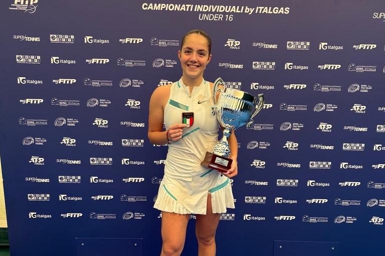 Beatrice Vittoria Gatti con lo scudetto 2025 di categoria Under 16