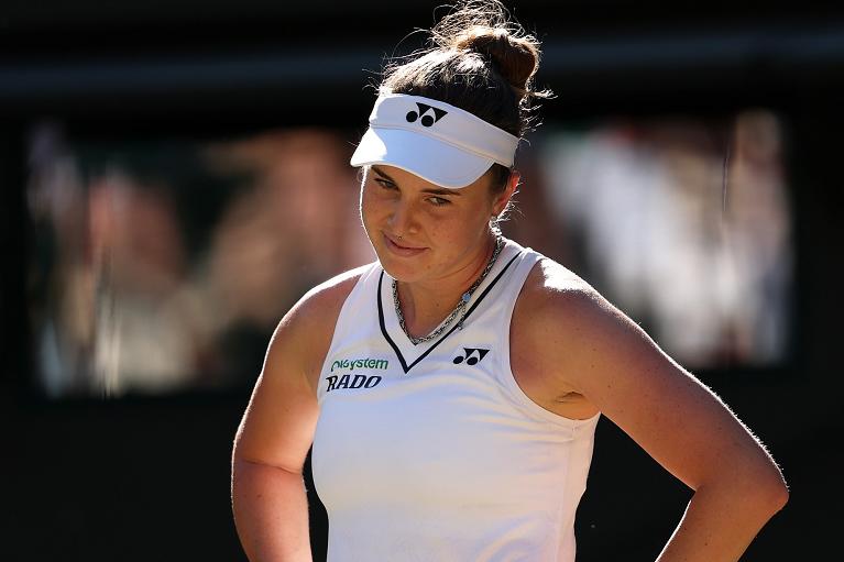 L'incredulità di Linda Noskova dopo la vittoria agli ottavi di Wimbledon (Getty Images)