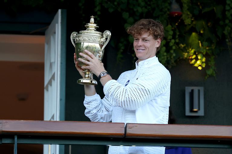 Jannik Sinner posa con il trofeo di Wimbledon (Getty Images)