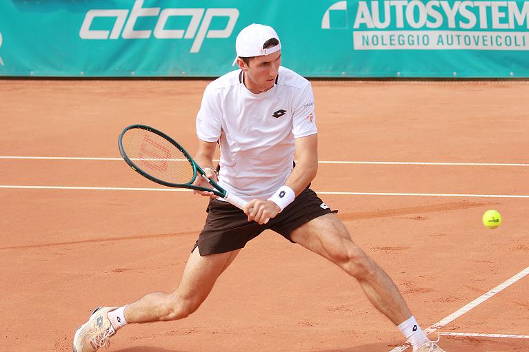 Federico Bondioli colpisce di rovescio (foto Ros)