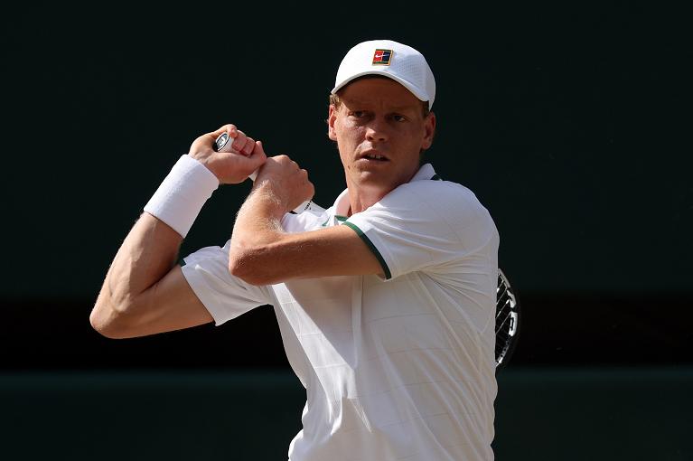 Il movimento di chiusura del rovescio di Jannik Sinner (foto Getty Images)