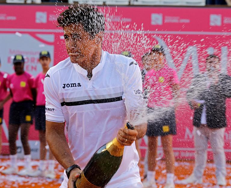 Nico Almagro festeggia il titolo a Estoril nel 2016 (Getty Images)
