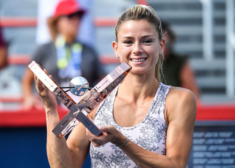 Camila Giorgi con il trofeo vinto nel 2021 (Getty Images)