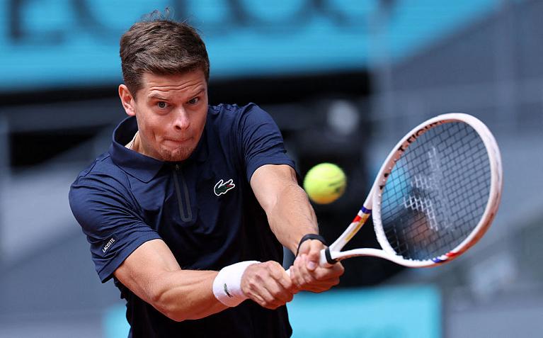 Alexander Blockx in azione col rovescio (Getty Images)