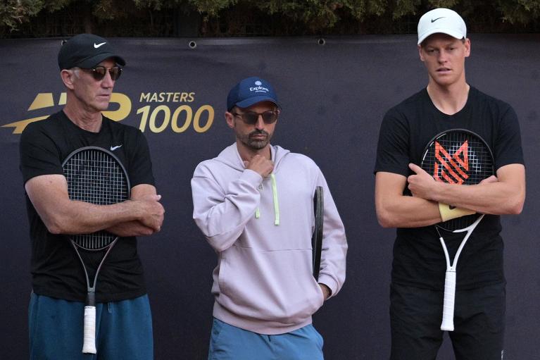 Sinner e i suoi due coach: Darren Cahill, il primo da sinistra e Simone Vagnozzi, al centro (Getty Images)