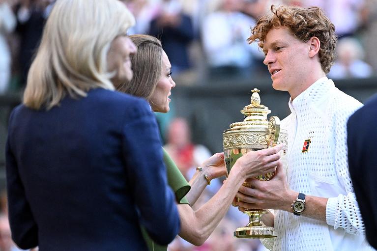 Jannik Sinner riceve il trofeo di campione di Wimbledon 2026 (Getty Images)