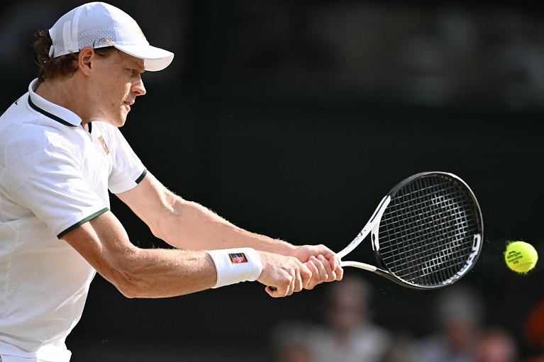 Un rovescio di Jannik Sinner a Wimbledon (Getty Images)