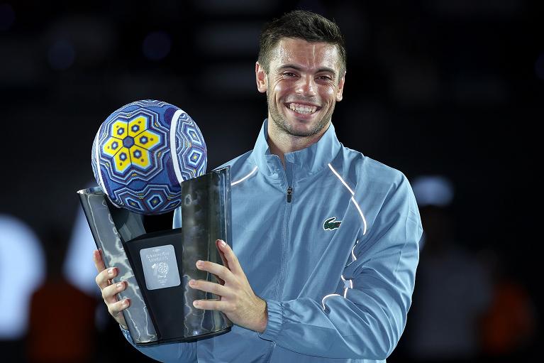 Arthur Gea con il suo primo trofeo ATP, conquistato a Los Cabos 2026 (foto Getty Images)