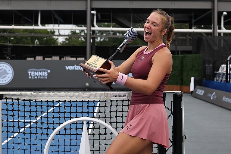 Kristina Liutova gioca con il suo primo trofeo WTA conquistato a Memphis 2026, a soli 16 anni (foto Getty Images)
