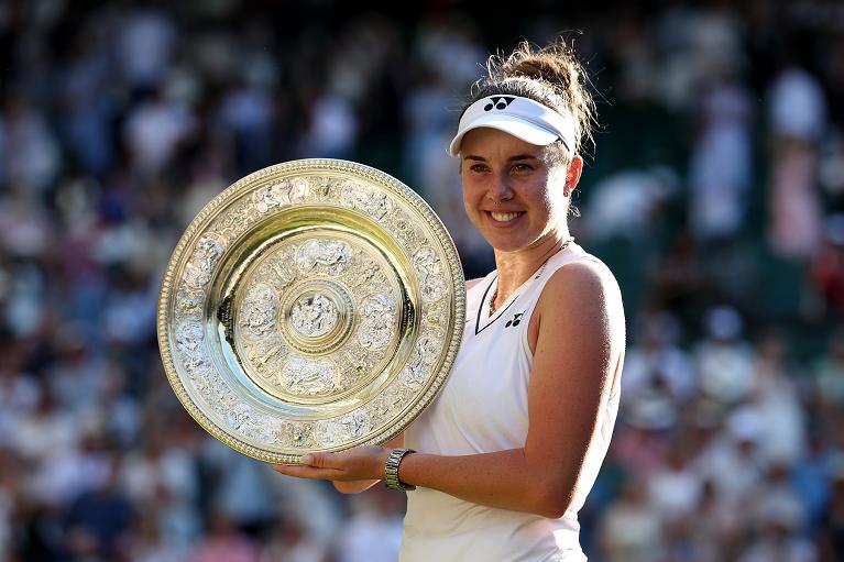 Linda Noskova con il trofeo di Wimbledon 2026 (foto Getty Images)