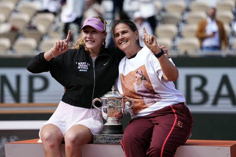 Mirra Andreeva e Conchita Martinez festeggiano dopo il trionfo al Roland Garros 2026 (foto Getty Images)