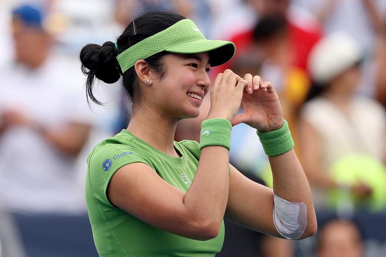 Alexandra Eala ringrazia il suo team ed il pubblico (foto Getty Images)
