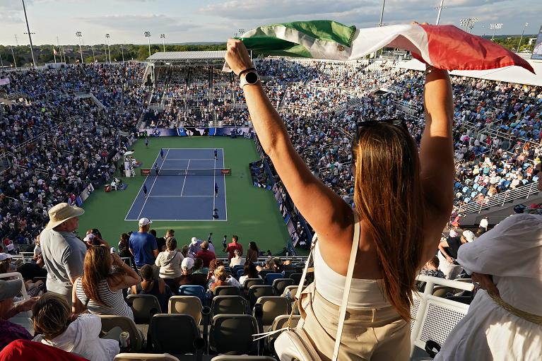 Una tifosa italiana esulta a Cincinnati (Getty Images)