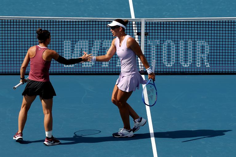 Sara Errani e Nicole Melichar Martinez si scambiano il 