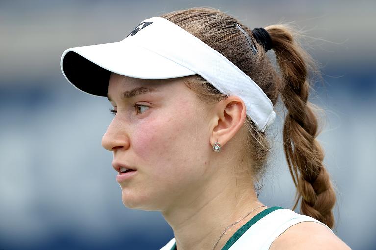 Un primo piano di Elena Rybakina (foto Getty Images)