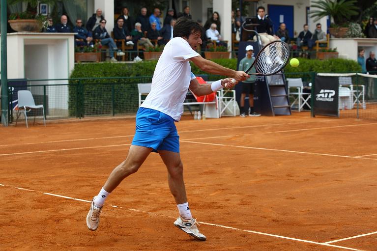 Gabriele Piraino colpisce di rovescio (foto Master Group Sport)