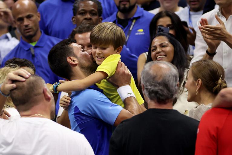 Novak Djokovic con il figlio Stefan celebra lo US Open 2023 (Getty Images)