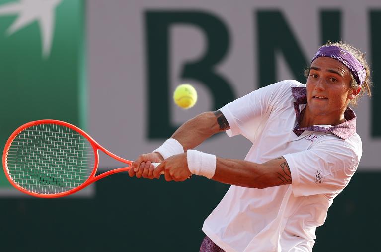 Mattia Bellucci colpisce di rovescio (foto Getty Images)