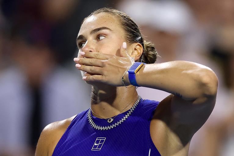 Aryna Sabalenka saluta il pubblico (foto Getty Images)