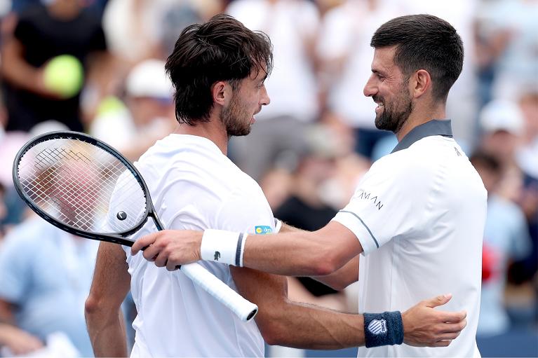 L'abbraccio a fine partita tra Thiago Agustin Tirante e Novak Djokovic (Getty Images)