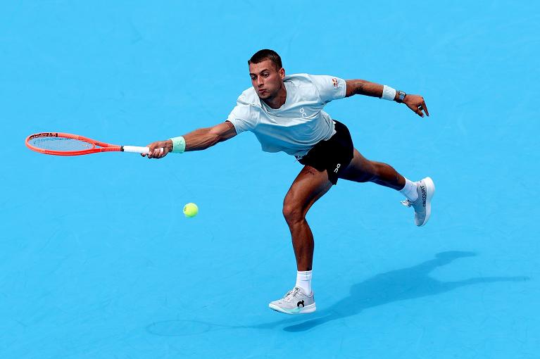 Un recupero di diritto in allungo di Flavio Cobolli (foto Getty Images)