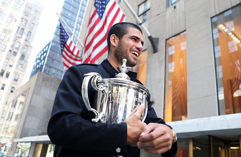 Carlos Alcaraz con il trofeo dello US Open 2025 (Getty Images)