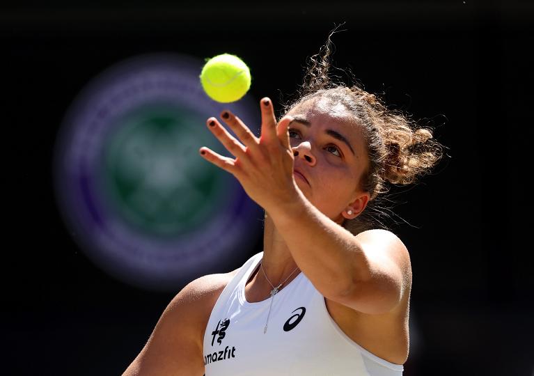 Jasmine Paolini al servizio (foto Getty Images)