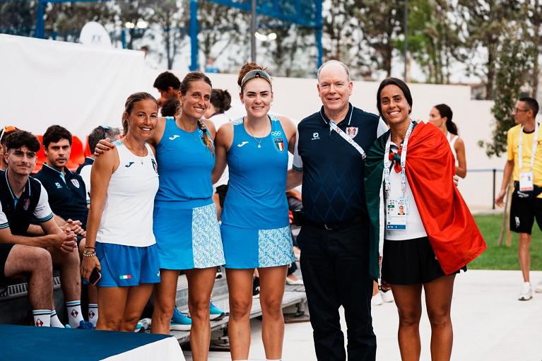 Il Principe Alberto di Monaco incontra Carolina Orsi e Giorgia Marchetti ai Giochi del Mediterraneo. A sinistra il capitano Marcela Ferrari, a destra Sofia Araujo (Foto PadelFIP)