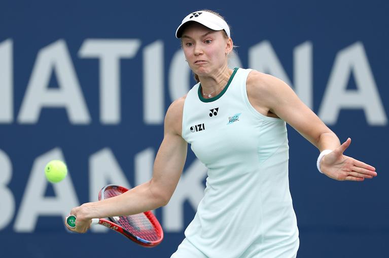 Elena Rybakina colpisce di diritto (foto Getty Images)
