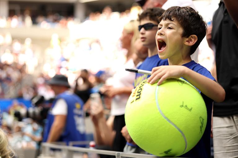 L'emozione di questo piccolo tifoso è la stessa di tutti noi appassionati alla vigilia dello US Open 2026 (Getty Images)