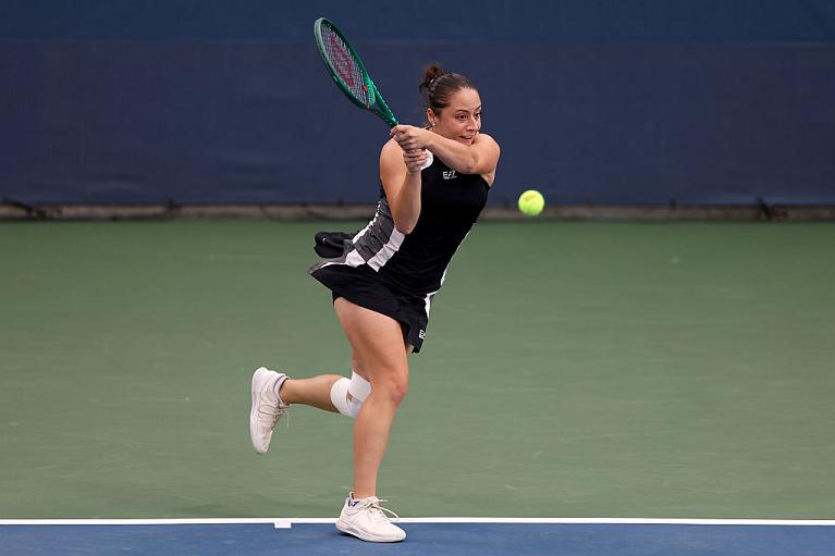 US Open, Cocciaretto ci prova, ma il ginocchio non dà tregua: passa Siniakova