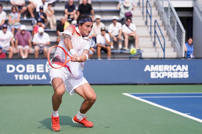 Mattia Bellucci colpisce di rovescio (foto USTA)