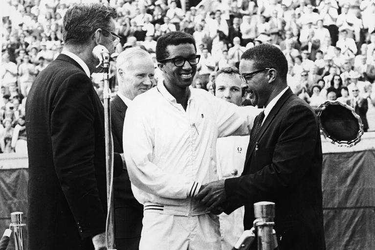 Il tennista americano Arthur Ashe (1943 - 1993) riceve le congratulazioni da suo padre, Arthur Ashe Sr., sul campo centrale del West Side Tennis Club dopo aver vinto la prima edizione in assoluto degli US Open, a Forest Hills, New York, il 9 settembre 1968 (foto Getty Images)