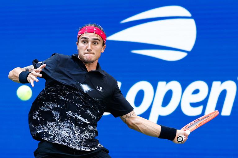 Mattia Bellucci esegue un dritto (Getty Images)