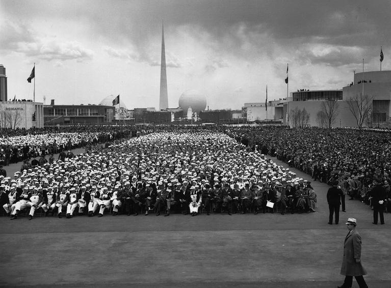 Folla alla cerimonia di inaugurazione dell’Esposizione Universale di New York del 1939. Sullo sfondo si vedono il Trylon e la Perisphere. (Foto Getty Images)