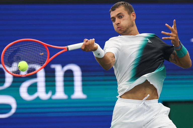 Flavio Cobolli in azione col dritto allo US Open (Getty Images)