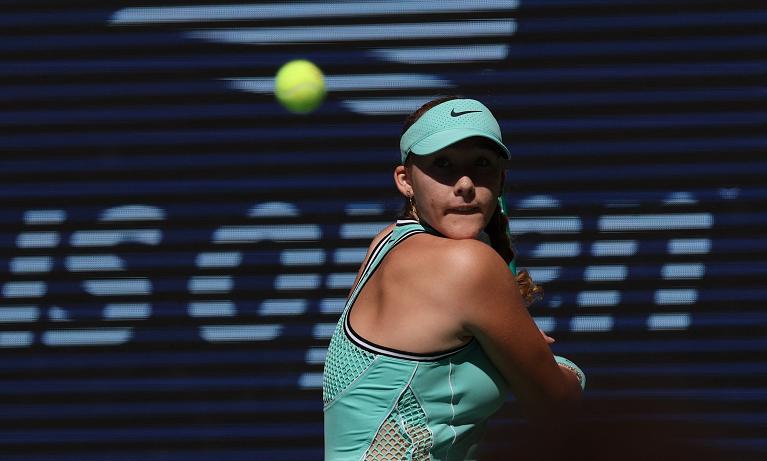 Mirra Andreeva colpisce di rovescio (foto Getty Images)