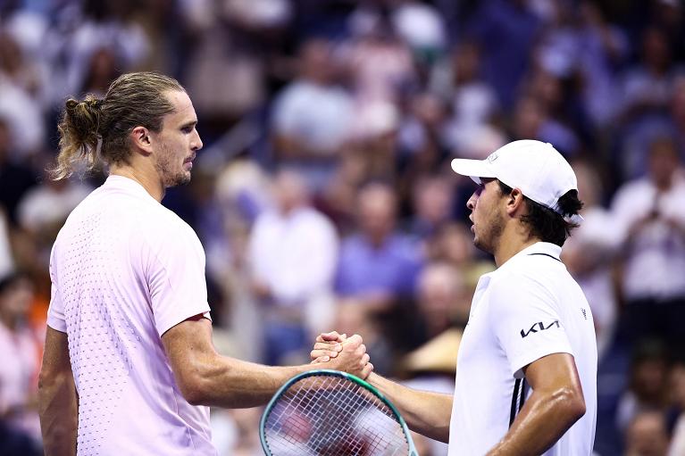 La stretta di mano tra Alexander Zverev e Luciano Darderi (Getty Images)