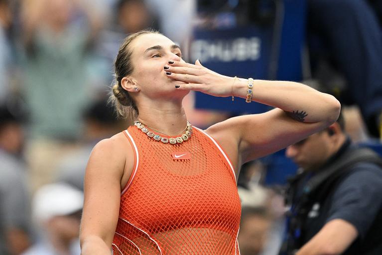 Aryna Sabalenka saluta il pubblico (foto Getty Images)