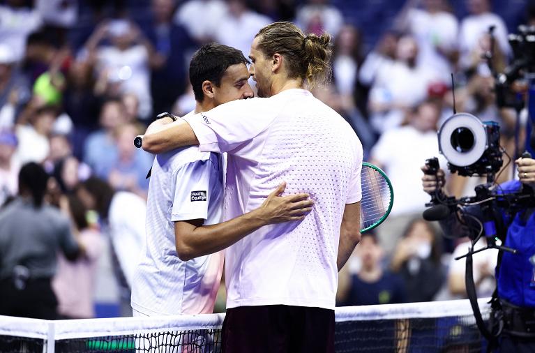 L'abbraccio tra Lorenzo Sonego e Alexander Zverev allo US Open (Getty Images)