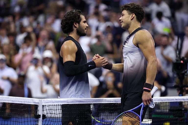 La stretta di mano tra Alcaraz e Shelton dopo l'incredibile quarto di finale allo Us Open 2026 (foto Getty Images)