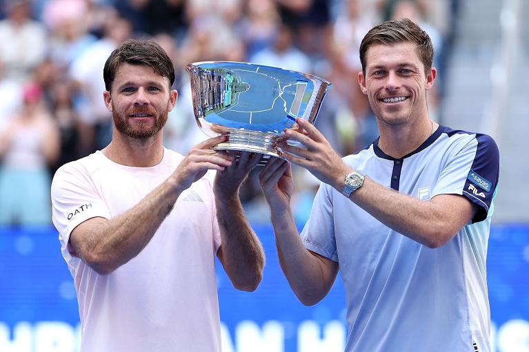 Christian Harrison  e Neal Skupski con il trofeo dello Us Open 2026 (Getty Images)