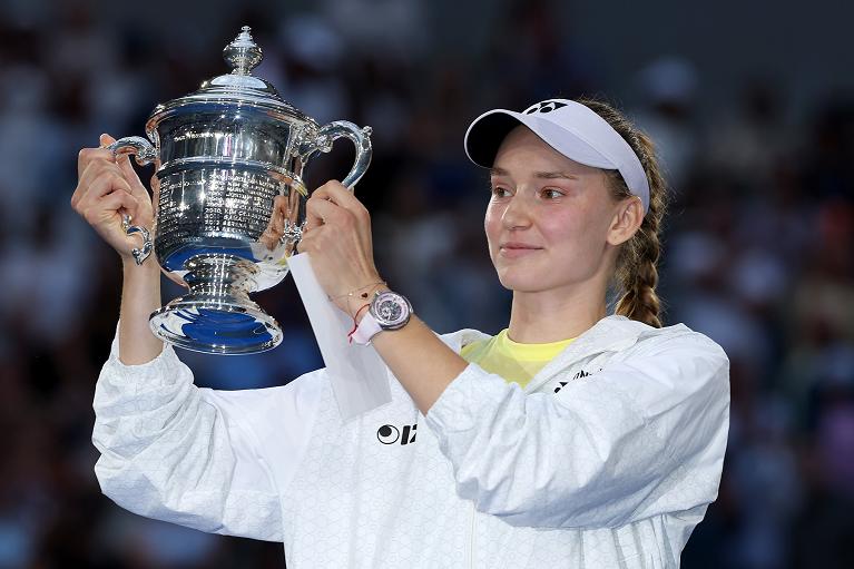 Elena Rybakina con il trofeo deoo Us Open 2026 (foto Getty Images)